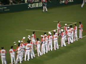 ファンに挨拶する埼玉西武ライオンズの選手たち
